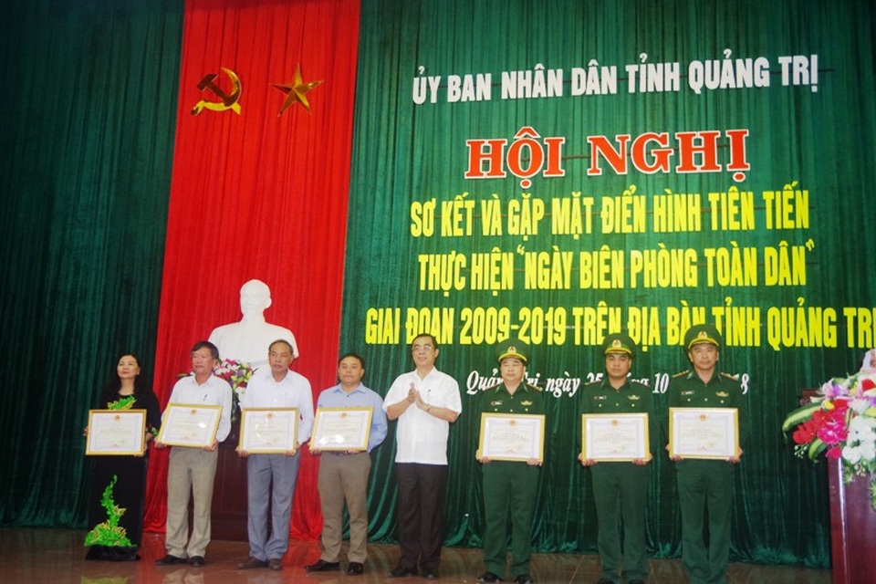 Xây dựng nền Biên phòng toàn dân vững chắc - 2 Chủ tịch UBND tỉnh Nguyễn Đức Chính tặng Bằng khen cho các tập thể.
