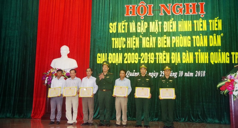 Xây dựng nền Biên phòng toàn dân vững chắc - 3 Phó Tư lệnh Bộ đội Biên phòng - Thiếu tướng Hoàng Đăng Nhiễu trao Bằng khen của Bộ Tư lệnh BĐBP cho các tập thể, cá nhân.