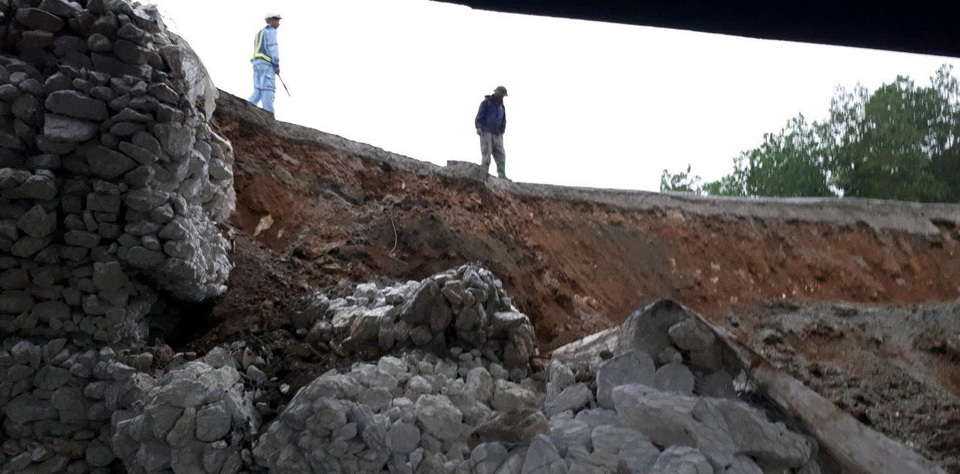 Vụ cầu trên cao tốc Nội Bài - Lào Cai bị "thiêu": Đường tạm lại sụt lún nghiêm trọng - 3 Nguyên nhân sự cố sụt cầu tạm là do ảnh hưởng từ vụ xe chở xăng bị lật và nổ tại cầu Ngòi Thủ, làm ảnh hưởng lớn đến kết cấu bê tông của cầu, xảy ra từ đầu tháng 9