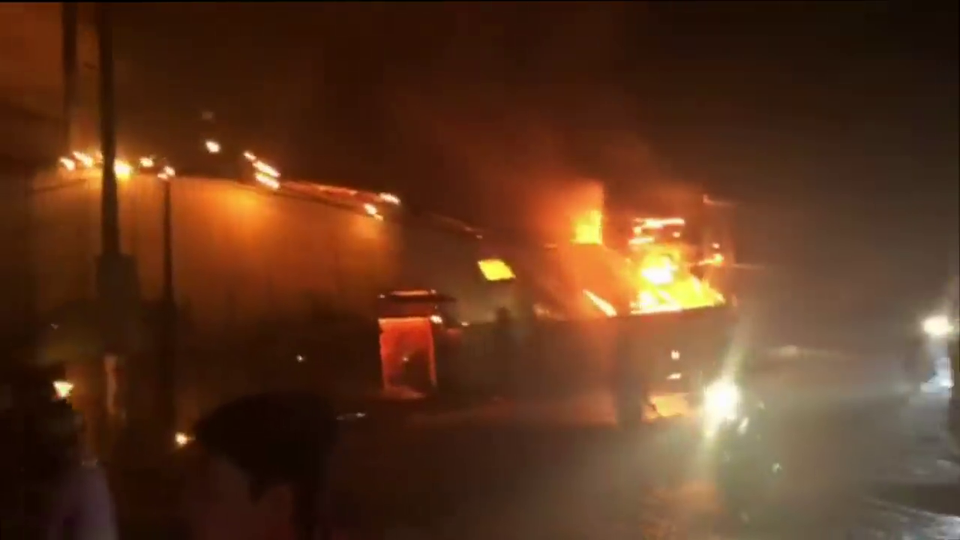 Do kho xưởng chứa nhiều vật liệu dễ cháy nên ngọn lửa bốc lên dữ dội.