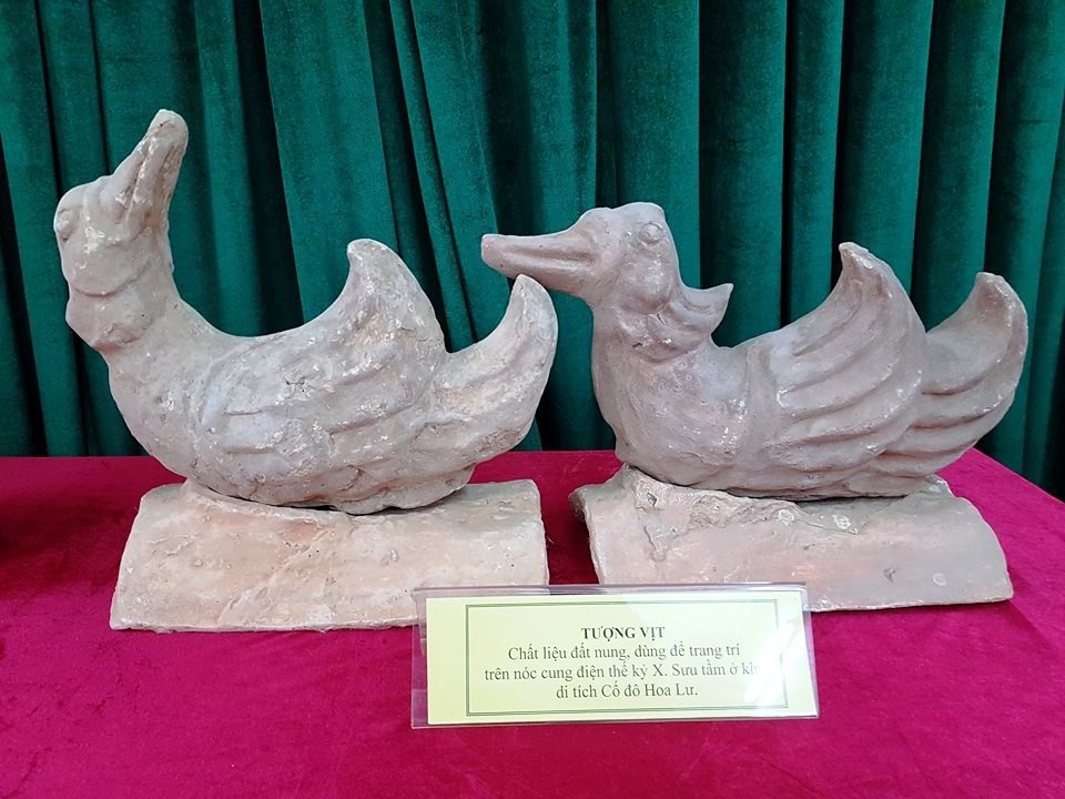 Chiêm ngắm những cổ vật hiếm thấy qua các thời kỳ ở Việt Nam - 11 Tượng vịt, chất liệu đất nung dùng trang trí trên nóc cung điện thế kỷ X được sưu tầm ở di tích cố đô Hoa Lư, Ninh Bình.