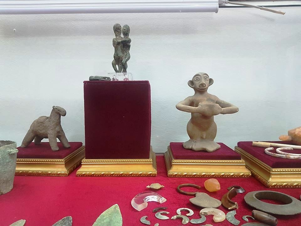 Chiêm ngắm những cổ vật hiếm thấy qua các thời kỳ ở Việt Nam - 10 Tượng người, động vật làm bằng nhiều chất liệu khác nhau, cùng nhiều đồ trang sức có giá trị lớn.