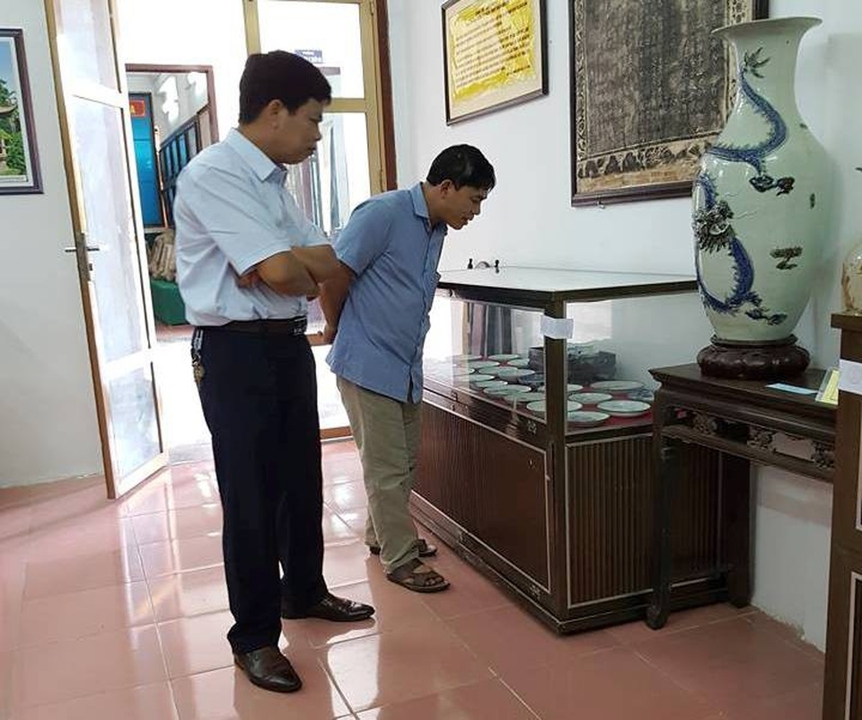 Chiêm ngắm những cổ vật hiếm thấy qua các thời kỳ ở Việt Nam - 2 Người dân tham quan các cổ vật giá trị, hiếm thấy xuất đang trưng bày tại triển lãm.