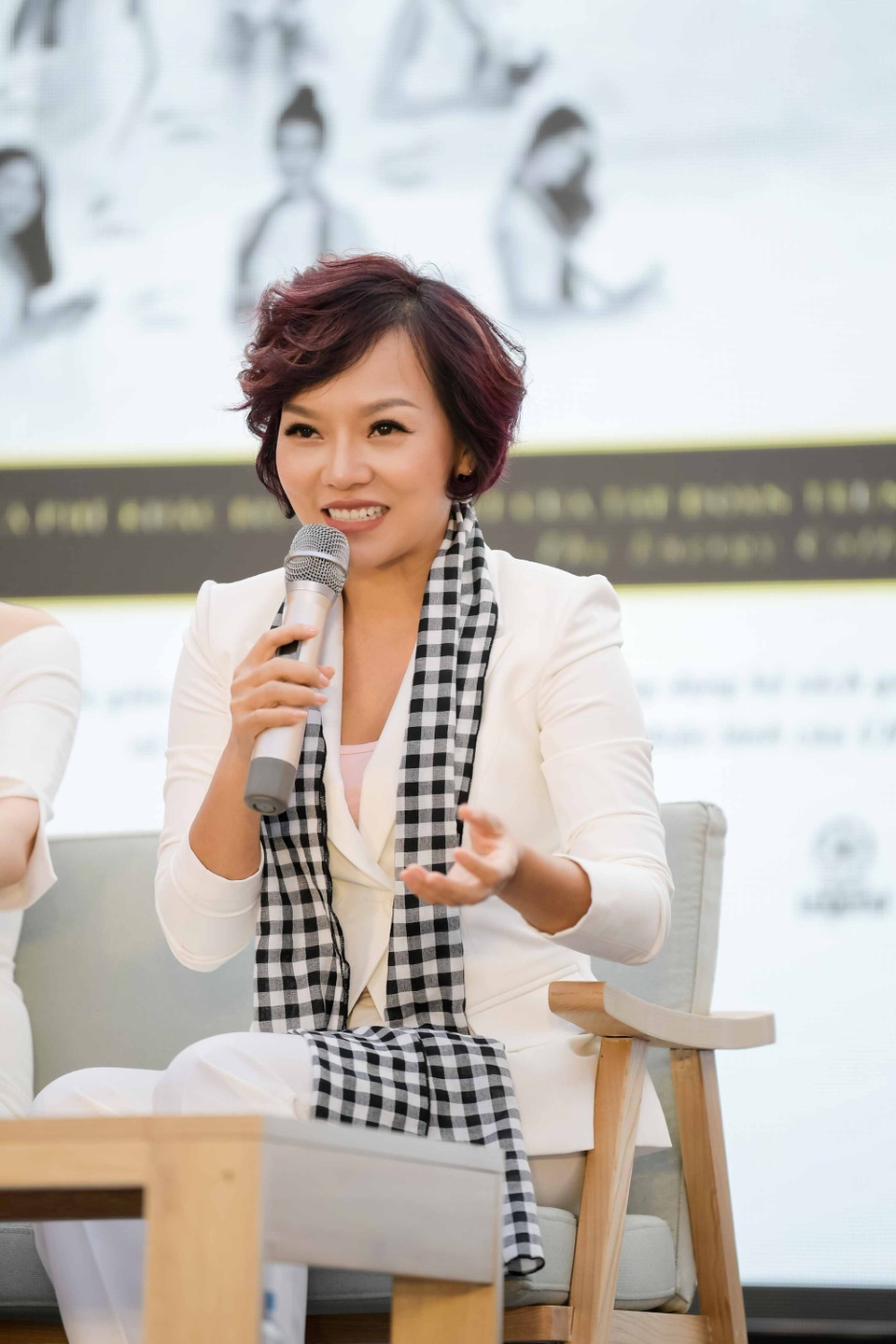 Lý do Á hậu Hoàng My “biến mất” khỏi showbiz một thời gian dài - 4 Thái Thúy Linh cũng chia sẻ câu chuyện về cuộc đời mình.