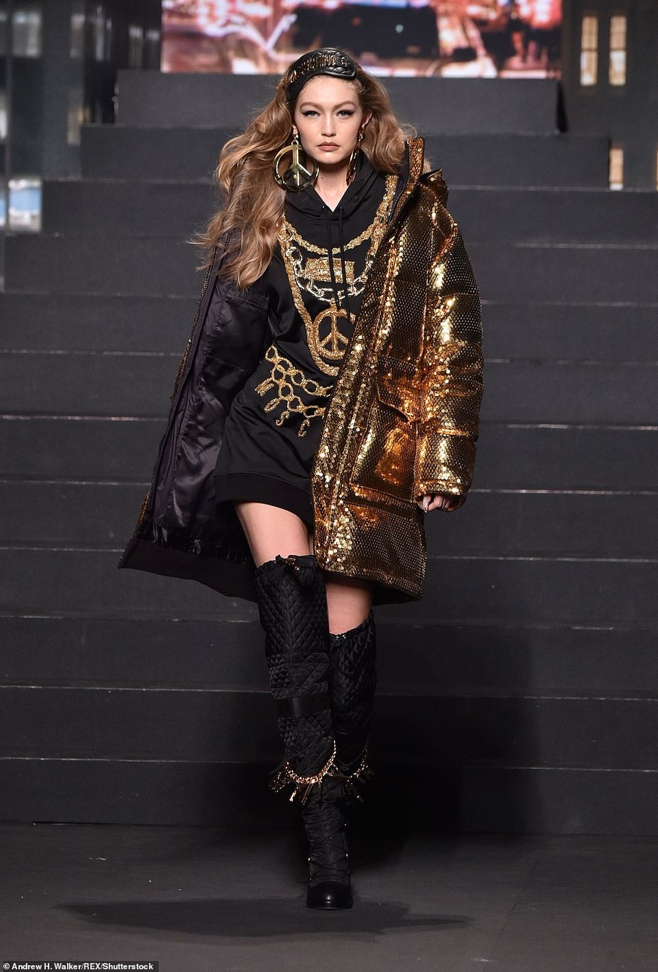 Dàn chân dài khoe dáng sexy - 6
Trên sàn diễn còn có siêu mẫu Gigi Hadid