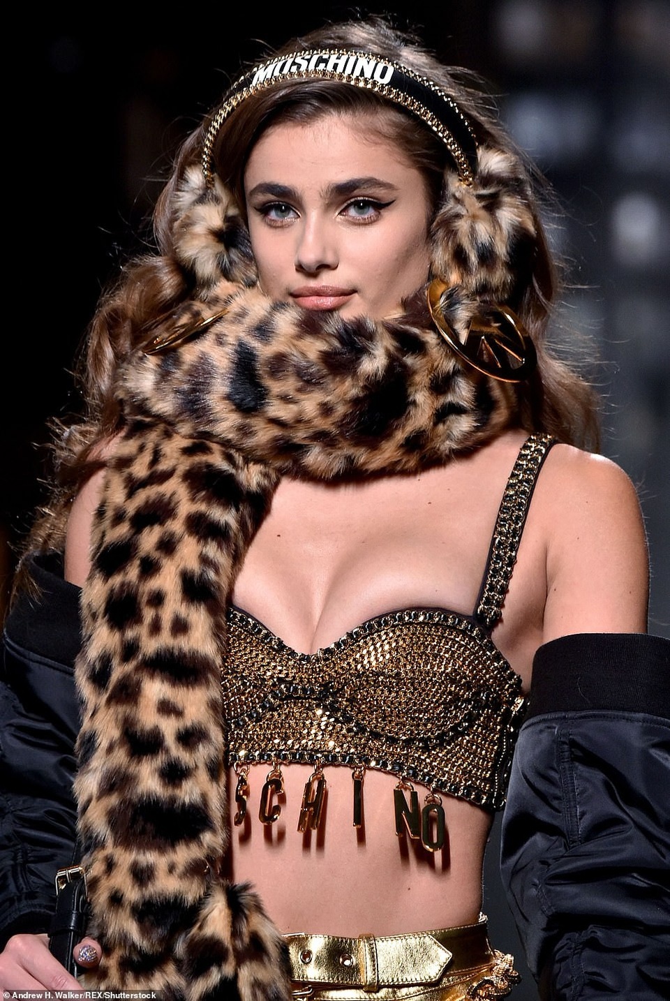 Dàn chân dài khoe dáng sexy - 10
Taylor Hill đẹp như búp bê