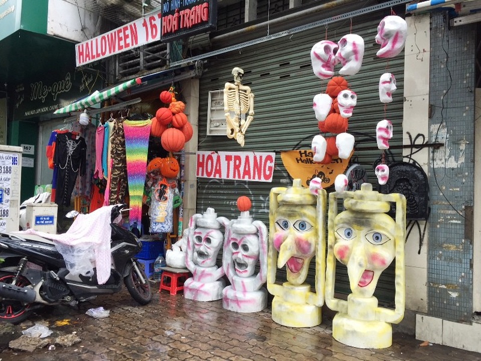 Halloween sắp đến “giờ G”: Càng kinh dị, càng đắt tiền - 1 Thị trường Halloween tại TPHCM đang rất sôi động