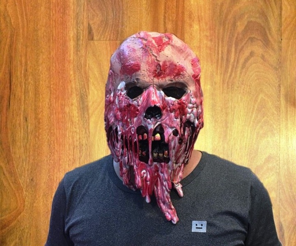 Halloween sắp đến “giờ G”: Càng kinh dị, càng đắt tiền - 3 Mặt nạ da Zombie máu phân hủy có giá lên đến 500.000 đồng
