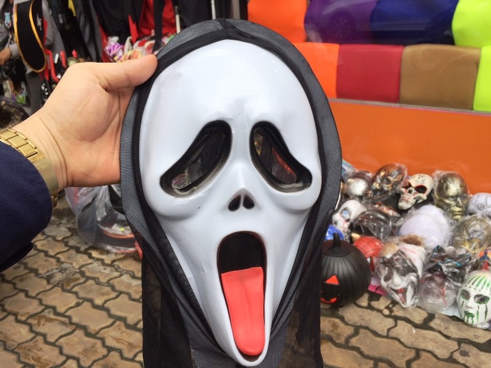Halloween sắp đến “giờ G”: Càng kinh dị, càng đắt tiền - 6 Chiếc mặt nạ “bình dân” có giá 50.000 đồng