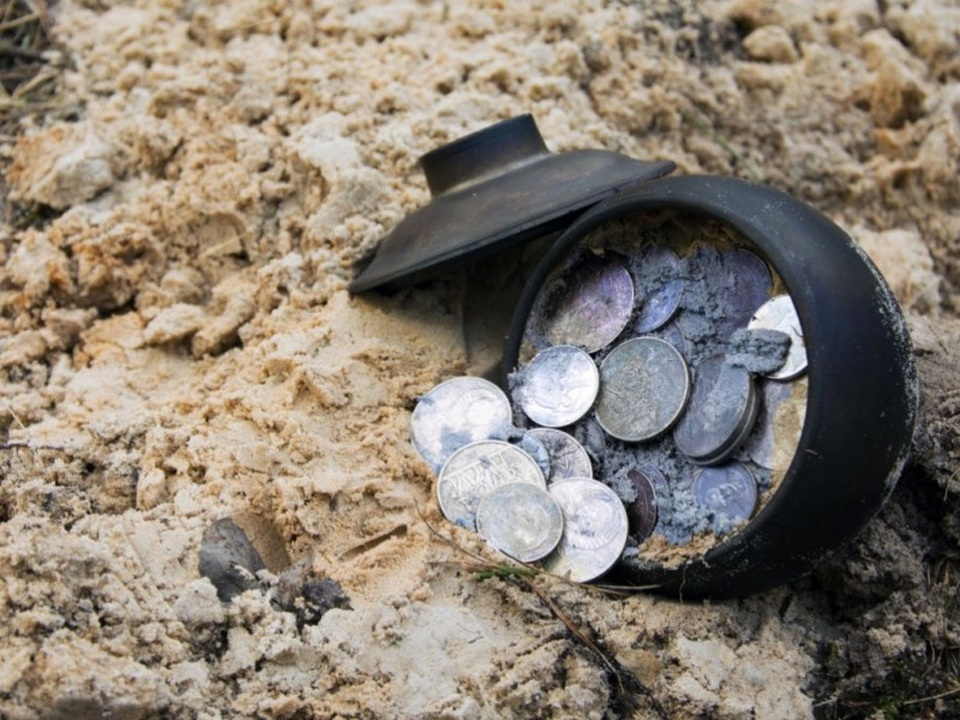 Cặp vợ chồng già đào được kho báu từ thế kỷ 14 trong vườn nhà - 1 Hũ chứa 90 đồng xu bạc mà cặp vợ chồng về hưu đào được trong vườn nhà.