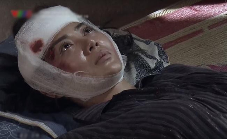 Lan nằm bất động trên giường khi bị tai nạn lúc đang chờ xe lên thành phố với Quỳnh ở tập 20.