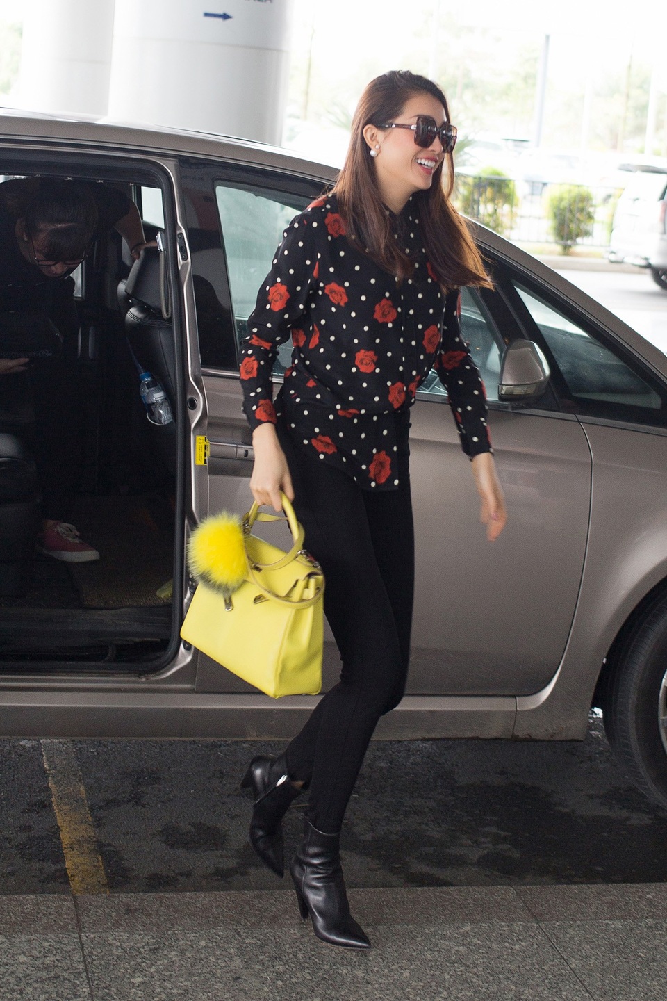 Á hậu Lệ Hằng xuất hiện rạng rỡ tại sân bay quốc tế Nội Bài để đón Hoa hậu Hati, Á hậu Hoàn vũ Thế giới 2016 Raquel Pélissier cùng với đại sứ quán Haiti, ông Jean Lesly Benoit - đại sứ Haiti tại Việt Nam, phu nhân đại sứ Haiti Jovana Benoit và đại diện Bộ Văn hoá, Báo chí Truyền thông đến Việt Nam để tham gia buổi tiệc nằm trong khuôn khổ Tuần lễ thời trang quốc tế Việt Nam 2018.