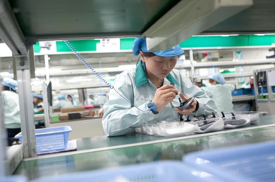 Hàng loạt công ty tính rút khỏi Trung Quốc sau đòn trừng phạt của Mỹ - 2 Công nhân làm việc tại nhà máy lắp ráp chuột máy tính của Logitech tại Trung Quốc. (Ảnh: Bloomberg)