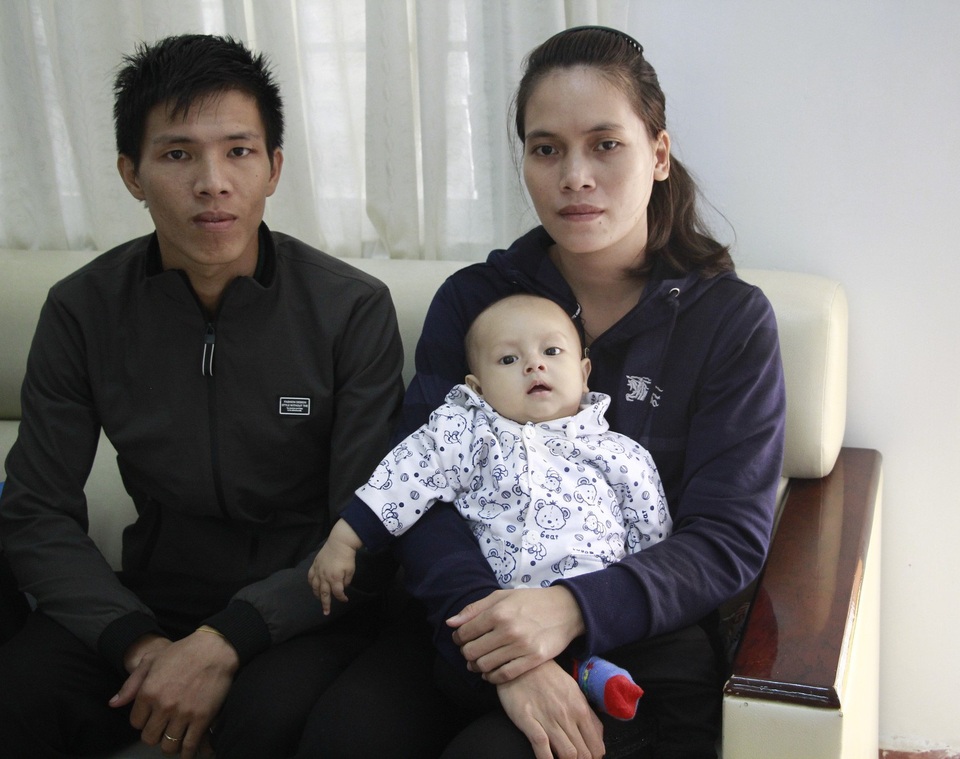 Trao hơn 56 triệu đồng đến bé trai xinh như thiên thần mắc ung thư máu - 2 Vợ chồng chị Hằng cảm ơn đến tình cảm của những tấm lòng nhân ái đã giúp đỡ con trai chị