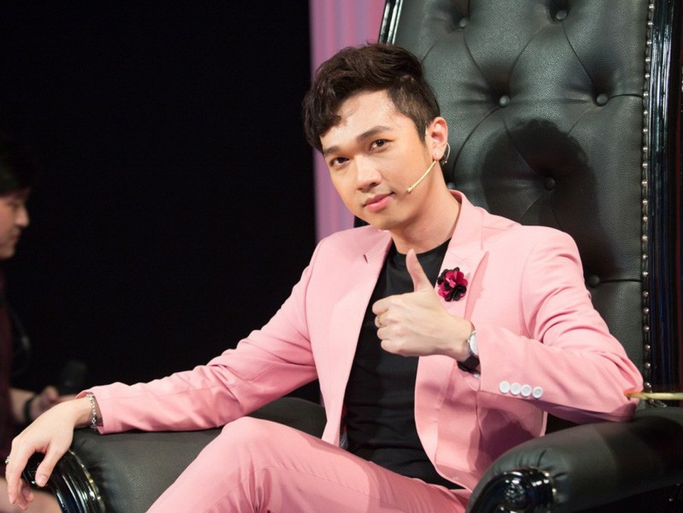 Trong 4 nam nghệ sĩ tham gia thì Minh Xù là người lãng mạn nhất. Anh tin màu hồng như chính màu sắc của bộ trang phục mà anh mặc và anh luôn tạo ra những năng lượng tích cực cho cuộc sống của mình. Ở phần tranh luận đầu tiên, Minh Xù có phần sử dụng kỹ năng của một người dẫn chương trình giải trí, nhẹ nhàng và đáng yêu với những quan điểm khá... lý tưởng.