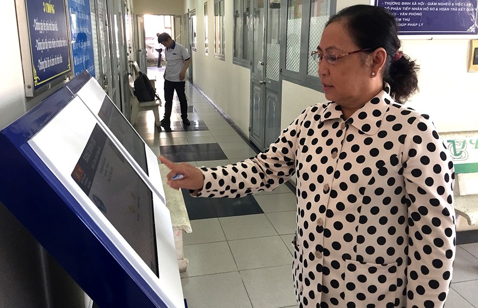 Người dân đánh giá chất lượng cán bộ qua hệ thống máy thông minh - 1 Người dân có thể đánh giá cán bộ phục vụ ngay sau khi đến làm việc.