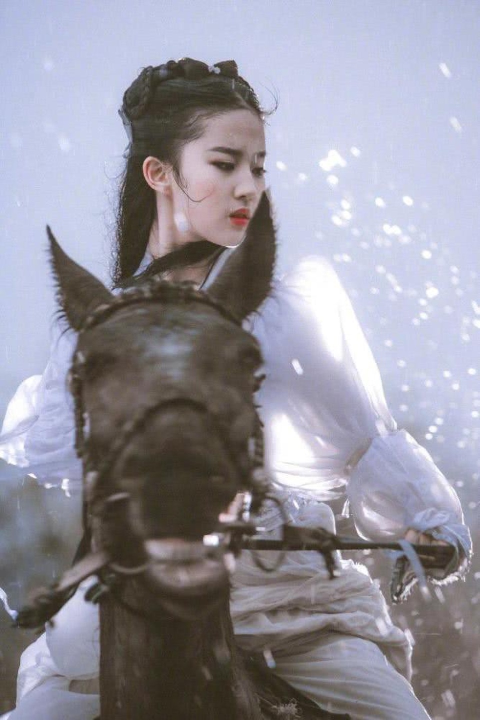 Lưu Diệc Phi xinh đẹp như nữ thần - 2
Lưu Diệc Phi đã được chọn vào vai nữ chính trong bộ phim “Hoa Mộc Lan” (Mulan) phiên bản hành động của hãng Want Disney. Bộ phim bắt đầu bấm máy trong năm 2018 này và dự kiến ra mắt vào năm 2020. Để được chọn vào vai nữ chính của Hoa Mộc Lan, Lưu Diệc Phi đã phải đánh bại hơn 1 nghìn ứng viên triển vọng khác. Với thần thái xuất sắc và ngoại hình xinh đẹp, Lưu Diệc Phi thực sự rất xứng đáng vào vai Hoa Mộc Lan, một cô gái xinh đẹp, kiên cường, dũng cảm.