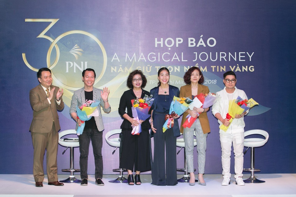 Fashion show trang sức quy mô “khủng” nhất đến nay sắp chính thức diễn ra - 1 Ông Huỳnh Văn Tẩn – Giám đốc đối ngoại của PNJ cùng bà Mỹ Hạnh đại diện PNJ và hai NTK Anna Võ, Hoàng Quyên.