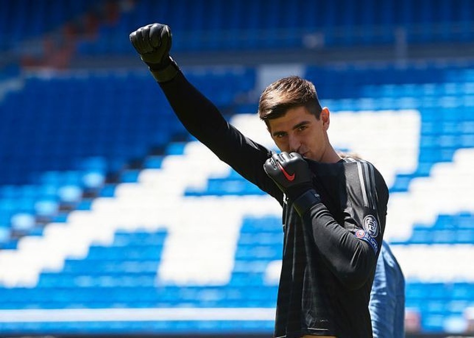 Vì sao người hâm mộ Chelsea vẫn ủng hộ Hazard dù anh muốn ra đi? - 1 Thủ thành Thibaut Courtois từng tự ý bỏ tập, gây sức ép để chuyển đến Real Madrid