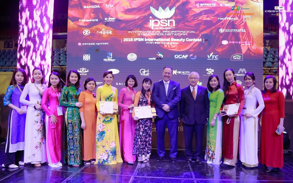 9x xinh đẹp đạt giải xuất sắc cuộc thi thẩm mỹ – làm đẹp quốc tế tại Hàn Quốc - 4
Cẩm Nhung (thứ hai từ trái sang) và các thí sinh đoàn Việt Nam đều được ban tổ chức đánh giá rất cao về sự sáng tạo và kỹ năng thuần thục.