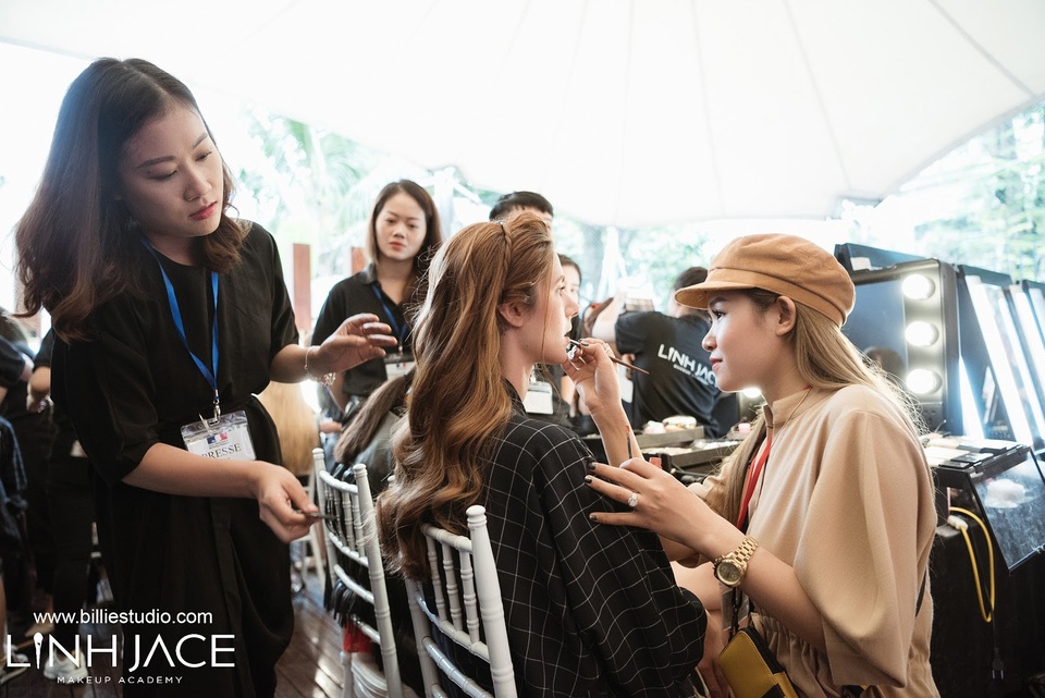 Makeup Artist Linh Jace – “Nàng phù thủy” đứng sau hậu trường sân khấu - 6
Linh Jace và nhà tạo mẫu tóc Thanh Huệ cùng kết hợp để tạo ra một layout hoàn hảo nhất