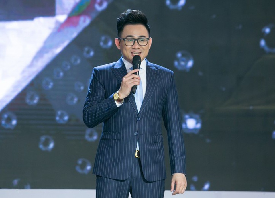 Là host của chương trình, MC Phương Hiếu mạnh dạn tranh luận và đưa ra những câu hỏi khó để đáp lại quan điểm của các giám khảo.