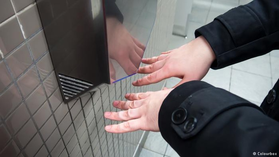 Cảnh báo nguy cơ lây lan vi khuẩn từ máy sấy tay - 1 Cảnh báo nguy cơ lây lan vi khuẩn từ máy sấy tay - 1