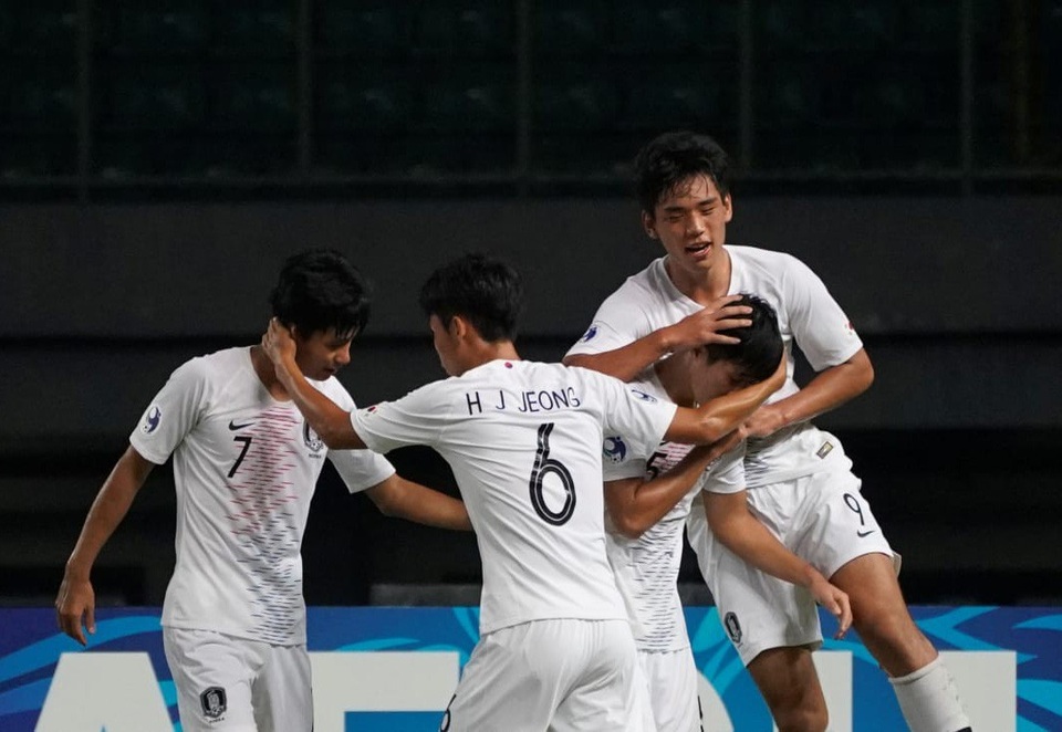 U19 Việt Nam 1-3 U19 Hàn Quốc: Thất bại đáng tiếc - 1
U19 Hàn Quốc giành vé vào tứ kết với ngôi đầu bảng C