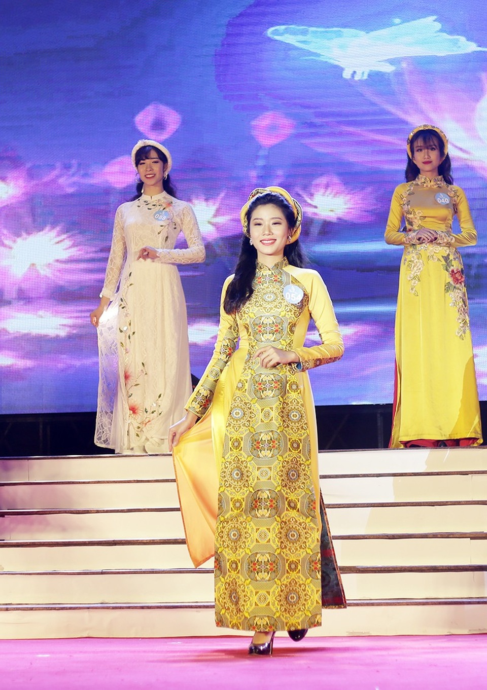 
Nguyễn Quỳnh Mai tỏa sáng khi sải bước trình diễn trang phục áo dài
