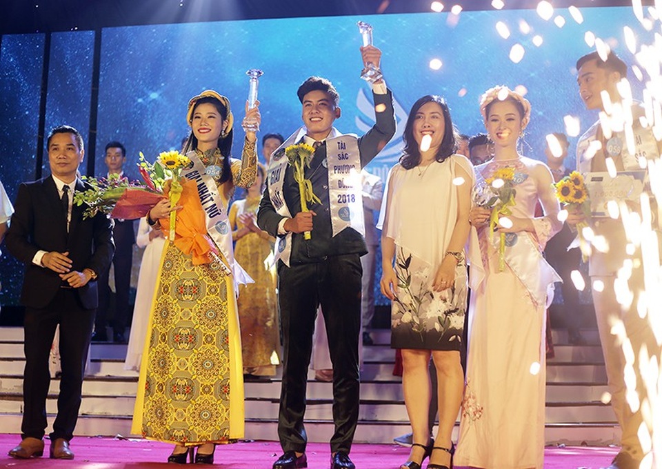 
Khoảnh khắc đăng quang của cặp đôi Nam vương – Hoa khôi Tài sắc Phương Đông 2018
