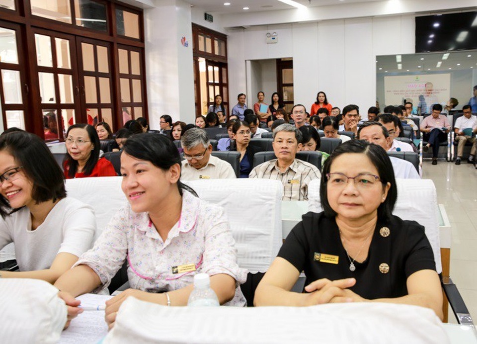 Trường đại học nâng lương trước hạn cho giảng viên vượt chuẩn tiếng Anh - 1 Giảng viên Trường ĐH Kinh tế TPHCM trong một hoạt động chung của trường.