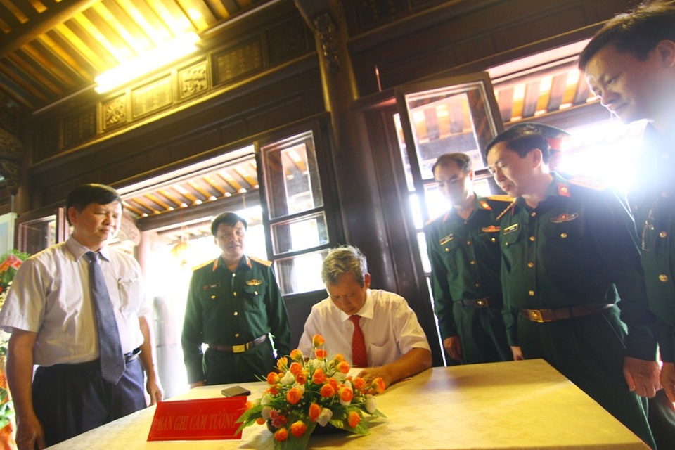 Da cam - Lương tri và công lý - 20 Bí thư Tỉnh ủy Thừa Thiên Huế - ông Lê Trường Lưu viết cảm tưởng vào sổ lưu niệm tại triển lãm Da cam - Lương tri và công lý