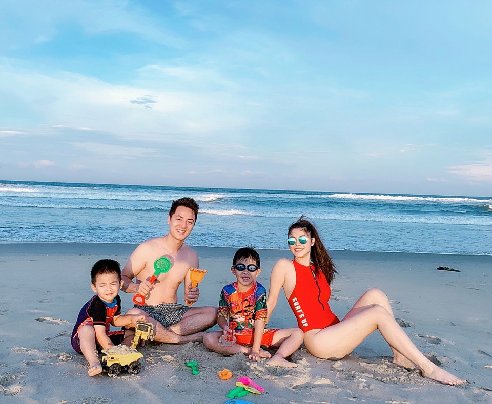 Mới đây, vừa trở về sau chuyến đi Trung Quốc, Đăng Khôi lại quyết định đưa Thuỷ Anh và hai con trai Đăng Khang (Ken) - Đăng Anh đáng yêu đi du lịch nghỉ dưỡng. Đây cũng là món quà đặc biệt Khôi dành tặng bà xã nhân dịp 20/10.