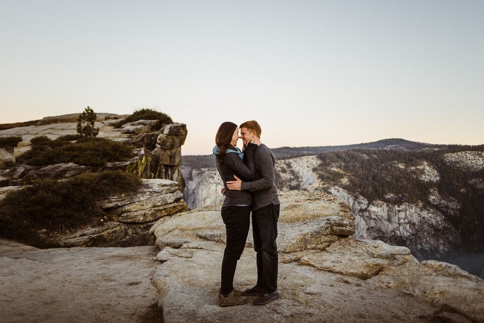 Cầu hôn trên vách đá cao chênh vênh, cặp đôi cùng rơi xuống vực chết thảm - 1 Dù tiềm ẩn nhiều nguy hiểm nhưng vách đá Taft Point, Mỹ, đã trở thành điểm đến cầu hôn lý tưởng của nhiều cặp đôi