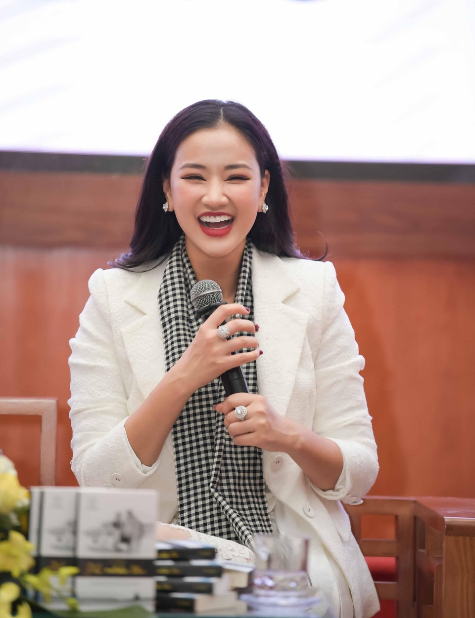 Maya lần đầu hé lộ những góc khuất trong cuộc đời khi làm mẹ đơn thân - 3 Maya tươi cười vui vẻ khi giao lưu.