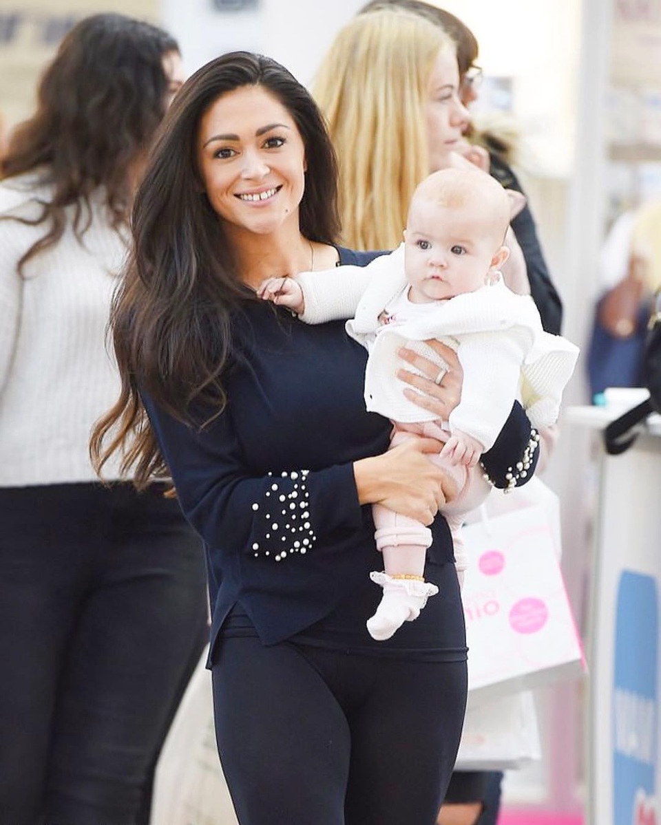 Casey Batchelor vất vả giảm cân sau sinh - 9
Sao truyền hình thực tế này cho biết, con gái là hạnh phúc lớn nhất của đời cô.