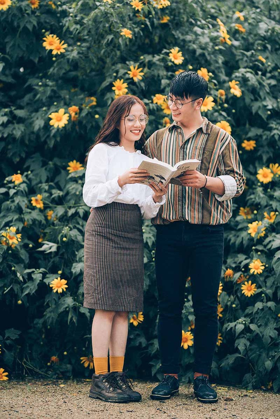 Ảnh cưới ngọt ngào mùa hoa dã quỳ của cặp đôi có tính cách “ngược chiều” - 4 Cặp đôi này có tính cách trái ngược nhau, nếu Hoàng ưa đi đây đó, thích khám phá những vùng đất mới, thích bay nhảy và tự do thì Mi không ưa nơi đông đúc, thích nghe nhạc giao hưởng cổ điển và thường trầm tư suy nghĩ về cuộc sống. Hoàng vẫn thường đùa rằng Mi là người con gái đặc biệt duy nhất còn lại trên cuộc đời này và anh cảm thấy may mắn khi tìm thấy cô.