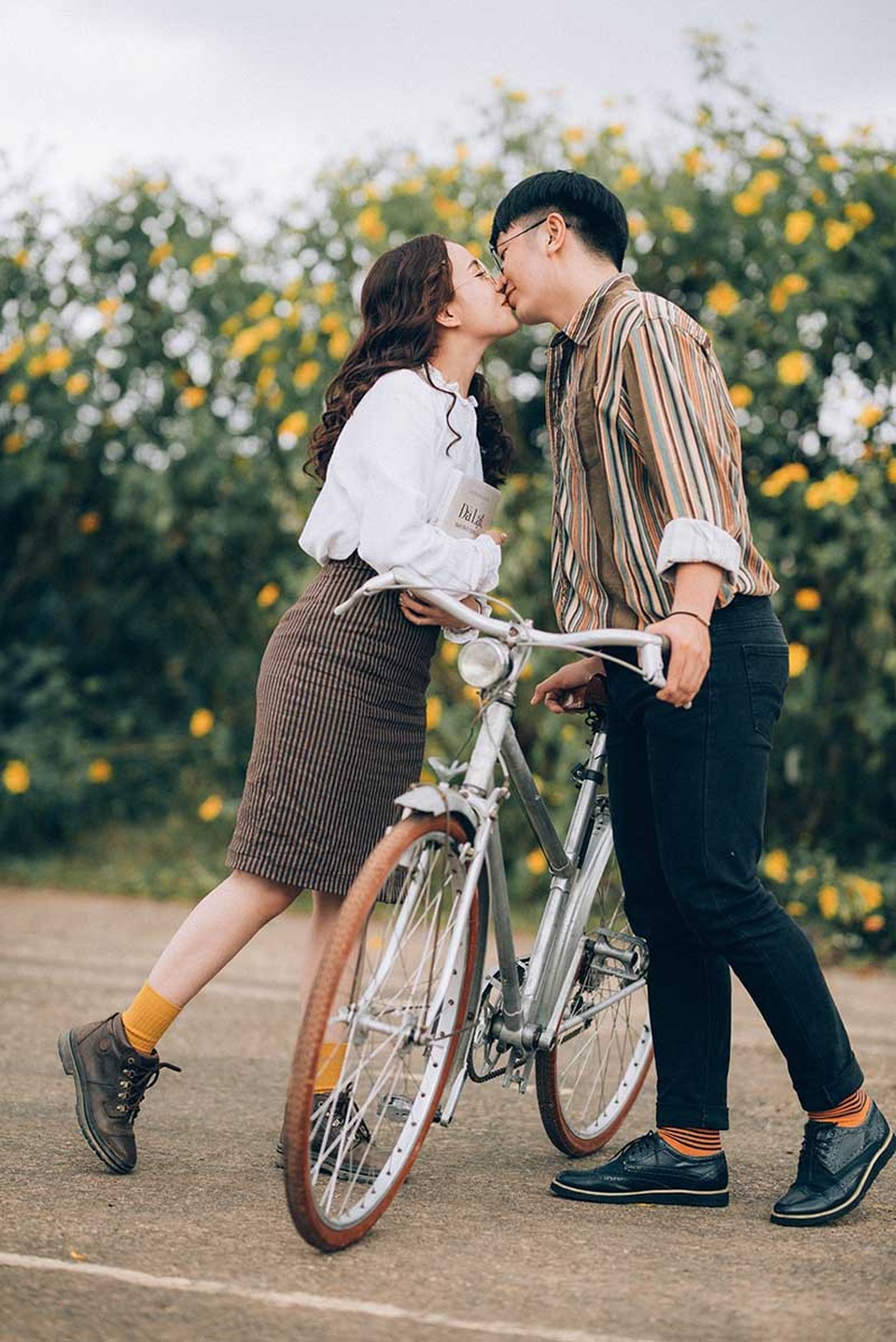 Ảnh cưới ngọt ngào mùa hoa dã quỳ của cặp đôi có tính cách “ngược chiều” - 2 Sợi dây nhân duyên dường như đã có sự sắp đặt, rồi tình yêu của cả hai đều rạn vỡ vì những lý do riêng biệt. Một thời gian sau họ tìm đến với nhau sau những thương tổn vì tình yêu, lạ kỳ rằng Phi Hoàng và Thùy Mi hợp nhau một cách khó tin.