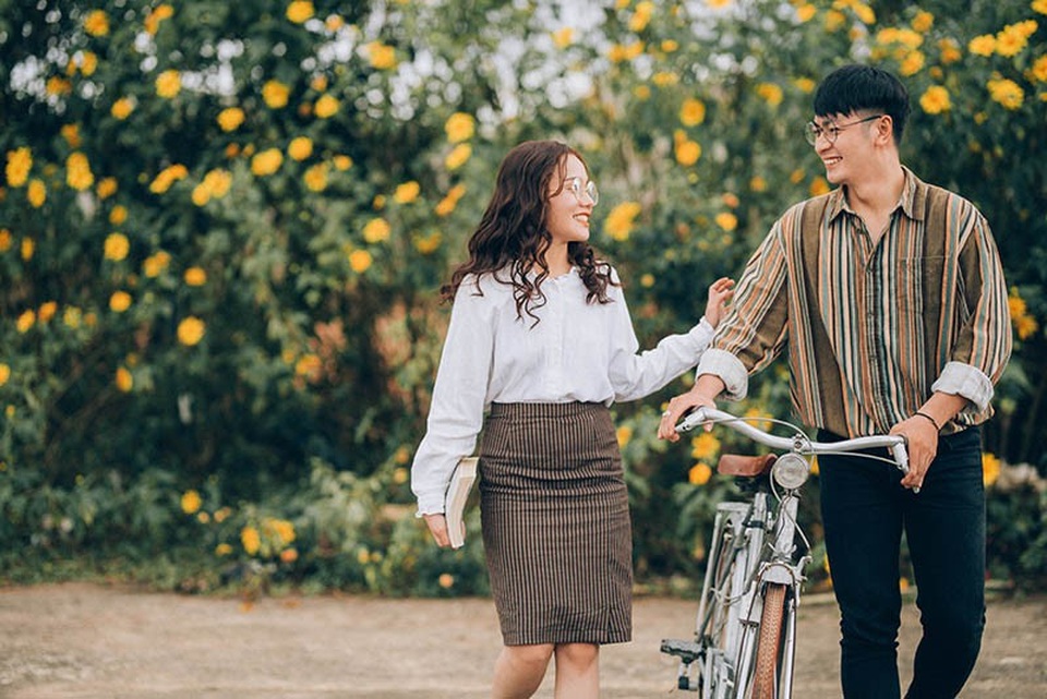 Ảnh cưới ngọt ngào mùa hoa dã quỳ của cặp đôi có tính cách “ngược chiều” - 5 Và rồi từ ngày bên Mi, Hoàng bắt đầu có sự thay đổi, anh trở nên tĩnh lặng, nhẹ nhàng và cố gắng thấu hiểu cô. Còn Thùy Mi cũng trở thành người bạn đồng hành cùng Phi Hoàng trong những chuyến đi của anh. Có lẽ vì thế mà trong suốt hành trình yêu hơn 2 năm của mình họ không hề cãi vã, giận hờn dù chỉ một phút giây. Hơn hết cả Phi Hoàng và Thùy Mi trân trọng từng thời khắc được ở bên nhau. Mọi thứ cứ trôi đi một cách đơn giản và nhẹ nhàng như thế.