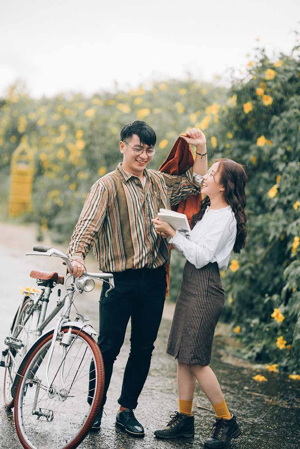 Ảnh cưới ngọt ngào mùa hoa dã quỳ của cặp đôi có tính cách “ngược chiều” - 6 Hoàng chia sẻ thêm: “Ban đầu mình nói rằng mình sinh năm 1994, vì cô ấy không thích nói chuyện với người kém tuổi. Cho đến khi “dính bùa yêu” rồi thì mình mới thú nhận rằng thực ra mình sinh năm 1995, lúc đó giận cũng không kịp (cười)”.