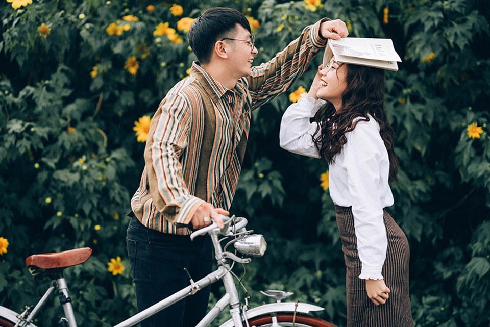 Ảnh cưới ngọt ngào mùa hoa dã quỳ của cặp đôi có tính cách “ngược chiều” - 12 Ảnh cưới ngọt ngào mùa hoa dã quỳ của cặp đôi có tính cách “ngược chiều” - 12
