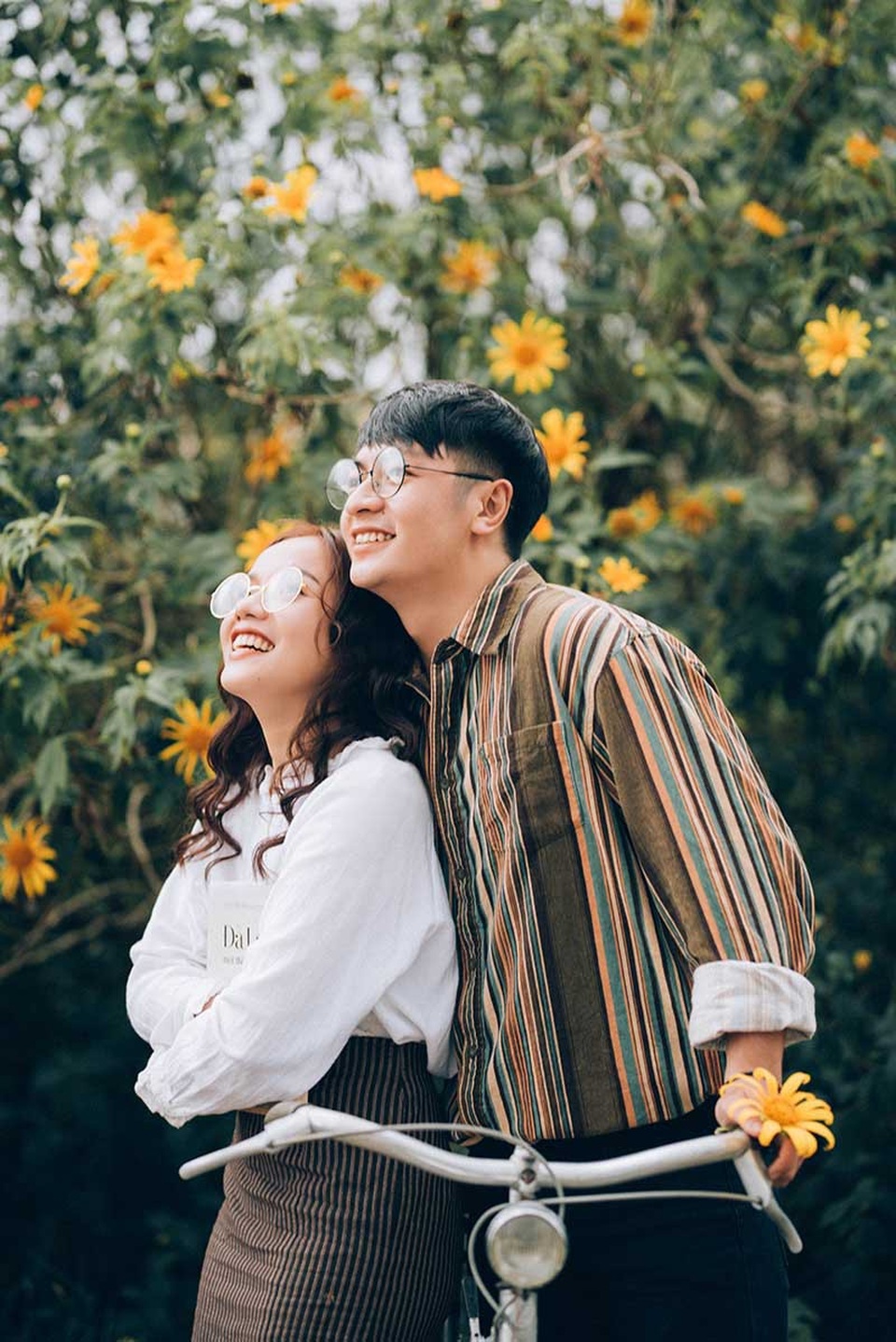 Ảnh cưới ngọt ngào mùa hoa dã quỳ của cặp đôi có tính cách “ngược chiều” - 11 Ảnh cưới ngọt ngào mùa hoa dã quỳ của cặp đôi có tính cách “ngược chiều” - 11