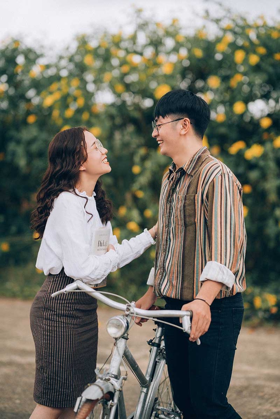 Ảnh cưới ngọt ngào mùa hoa dã quỳ của cặp đôi có tính cách “ngược chiều” - 10 Ảnh cưới ngọt ngào mùa hoa dã quỳ của cặp đôi có tính cách “ngược chiều” - 10