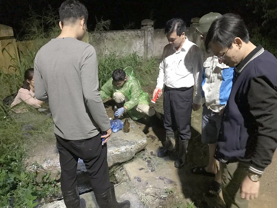 Bắt quả tang Urenco 6 xả thải trái phép ở Ba Vì - 1 Đoàn thanh tra Tổng cục Môi trường đã bắt quả tang việc xả thải trái phép của Urenco 6 (Ảnh: TNMT).