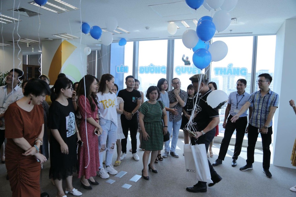 Vì sao BTV Quang Minh bất ngờ rời VTV6 vào công tác ở VTV8? - 2 Cảnh các đồng nghiệp và cộng sự trong VTV6 chia tay BTV Quang Minh lên đường nhận nhiệm vụ mới.