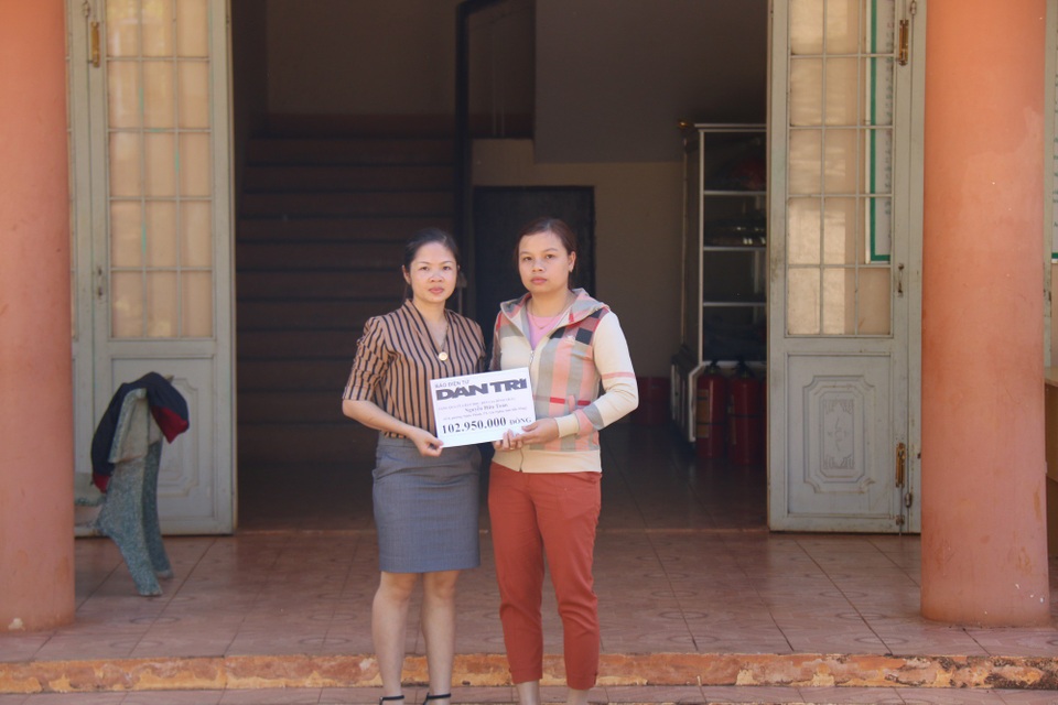 Hơn 102 triệu đồng bạn đọc giúp đỡ vợ chồng có hai con mắc bệnh hiểm nghèo - 1 Đại diện chính quyền địa phương trao quà bạn đọc Dân trí tới gia đình chị Hân