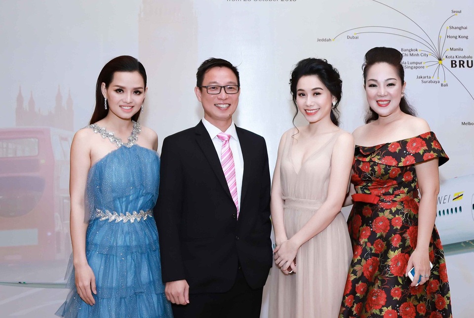 Anh Thơ quyến rũ với váy màu nude - 2
Nữ MC xinh đẹp rất đắt show sự kiện trong thời gian này. Trong sự kiện đại diện hàng không Royal Brunei tại Việt Nam - Ông Trần Giang San chia sẻ: “Nếu trước đây, các tuyến bay giữa Brunei và London đều phải nối chuyến ở Dubai, thì giờ đây khách hàng đã có thể tiết kiệm thời gian di chuyển trên tàu bay Boeing 787 Dreamliner”.