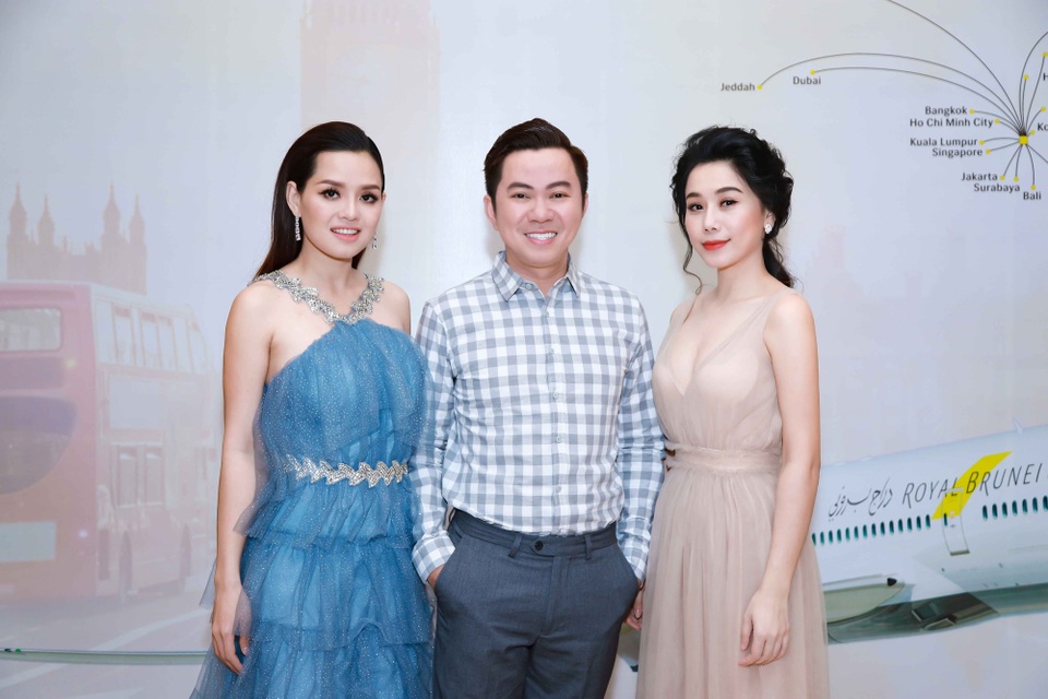 Anh Thơ quyến rũ với váy màu nude - 3
Hiền Trang, Quốc Đại và Anh Thơ tươi tắn dự sự kiện Royal Brunei Airlines thông báo các chuyến bay thẳng hàng ngày giữa Brunei và Luân Đôn bắt đầu vào ngày 28 tháng 10 năm 2018