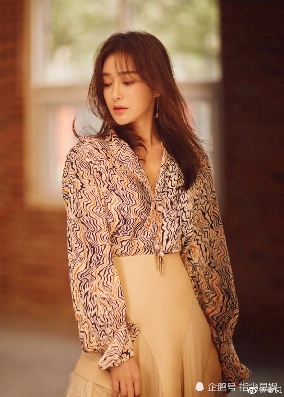 Vẻ đẹp mong manh tựa sương khói của mỹ nhân Tần Lam - 1
Tần Lam sinh năm 1981 tại tỉnh Liêu Ninh (Trung Quốc). Cô tốt nghiệp ngành kế toán tại một trường đại học tại Thẩm Dương. Tuy nhiên, người đẹp lại quyết định đến với nghệ thuật khi “lọt” vào tầm ngắm của một đạo diễn vào năm 2001. “Hoàn Châu cách cách 3” của nữ văn sỹ Quỳnh Dao là bộ phim giúp Tần Lam trở nên nổi tiếng.