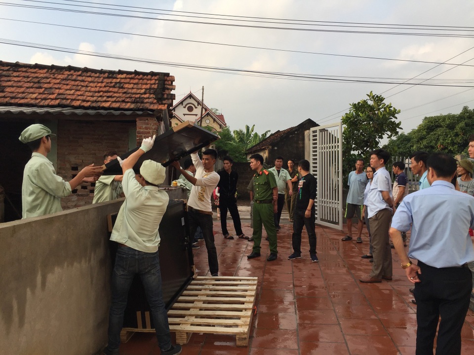 Nhóm công nhân trộm cắp gần 300 tấm pin năng lượng mặt trời của công ty trị giá 1 tỷ đồng - 3 Lực lượng chức năng thu giữ gần 300 tấm pin năng lượng mặt trời tại một điểm cất giấu pin
